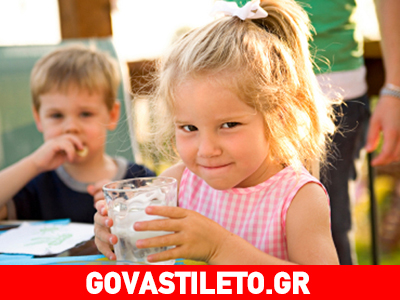 Γιατί πρέπει να πίνουν τα παιδιά νερό με το φαγητό